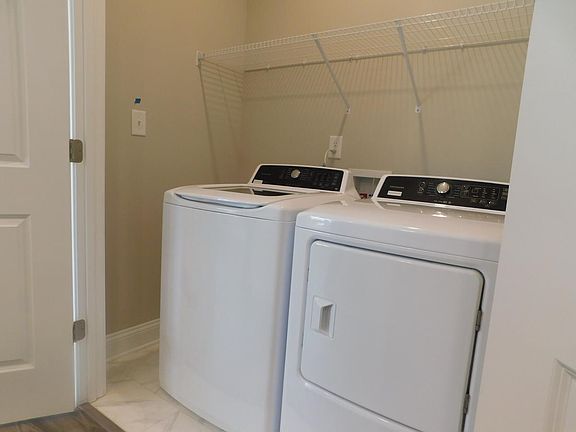 5th image of 3742 Summerline Ln NE