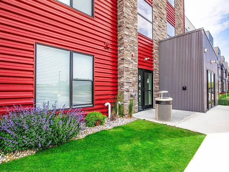 Courtyard at cobblestone Park — Photo 14