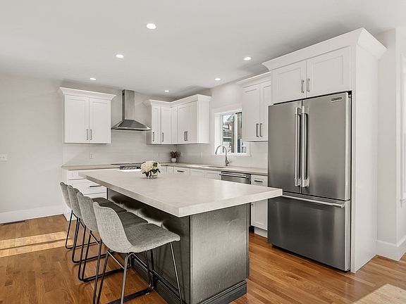 4th image of 18 Balcomb St