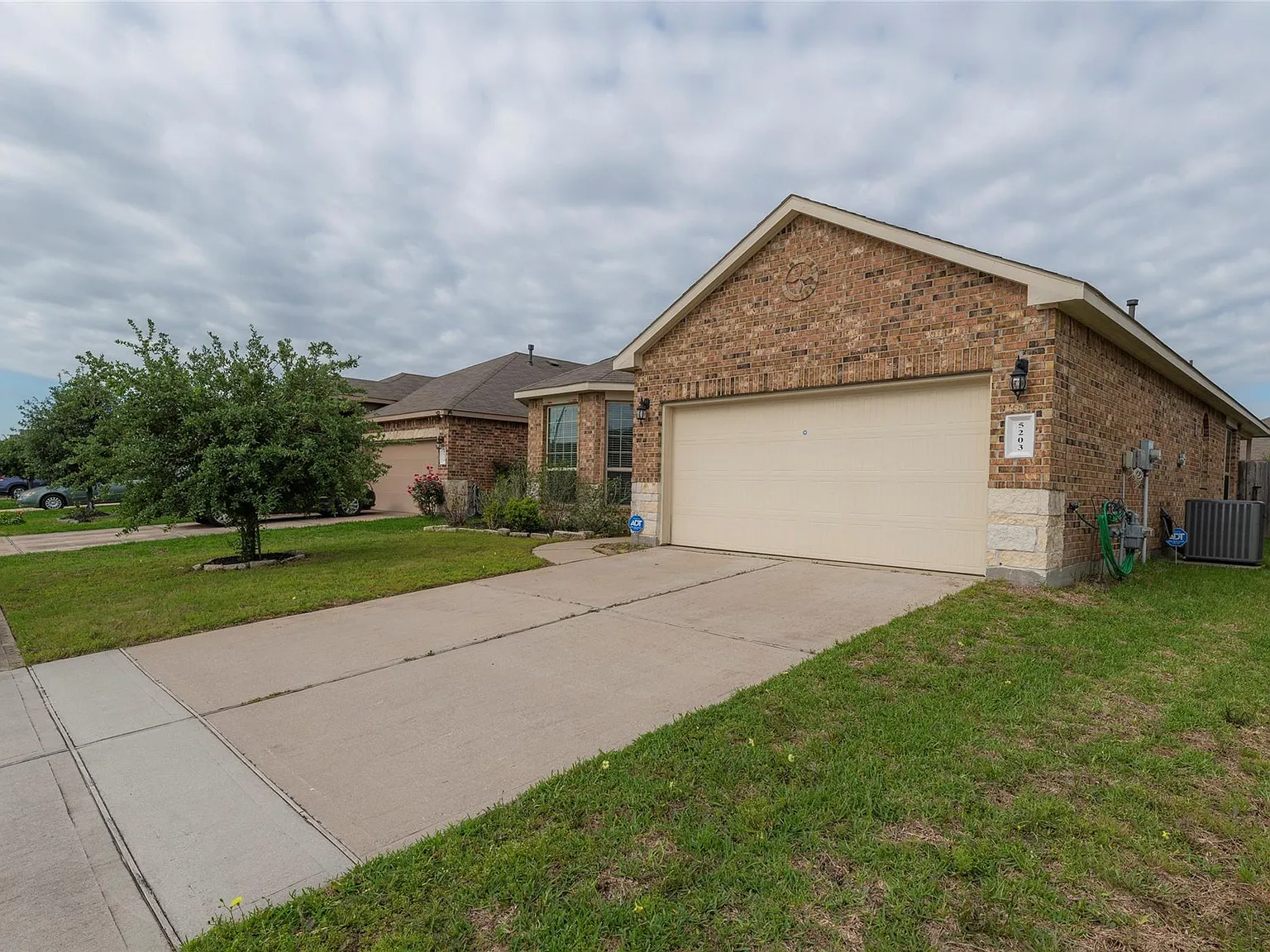 3 bed, 2.0 bath, 1642 sqft, $1,900 — Photo 2