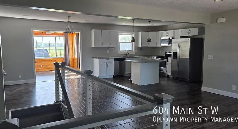 604 Main St W — Photo 11