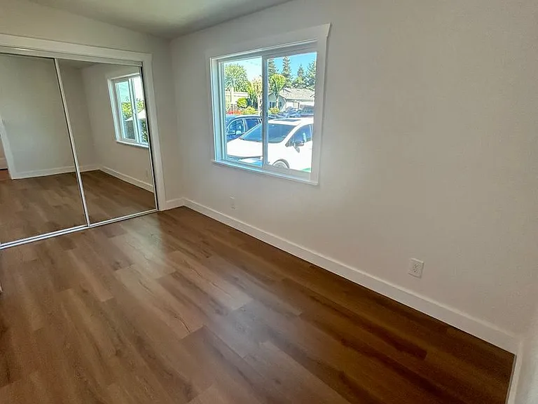 710 Grove Way — Photo 3