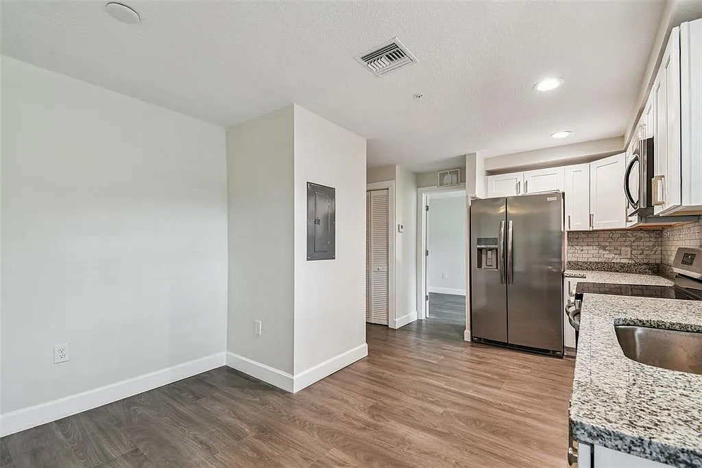 3 bed, 2.0 bath, 900 sqft, $2,000 — Photo 4