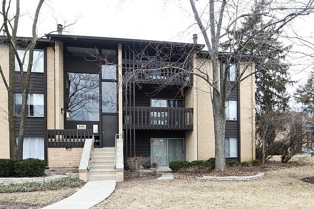 Very nice location in The Knolls. Plenty of parking available, storage unit, laundry in the building