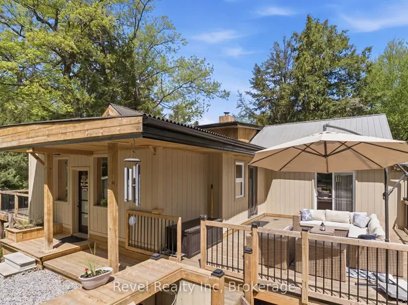 22 Camp Rd, McKellar, ON P2A 0B4
