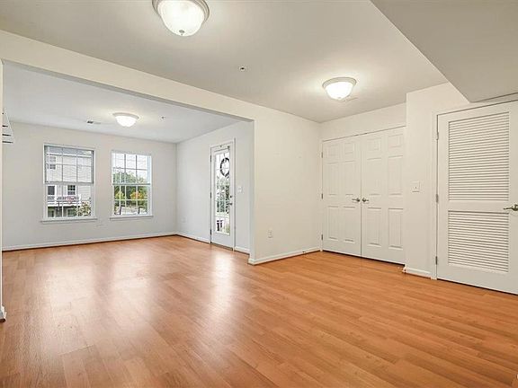 4th image of 2 Gold Rose Ln