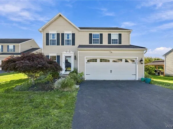 5784 Willow Creek Ln, Sanborn, NY 14132