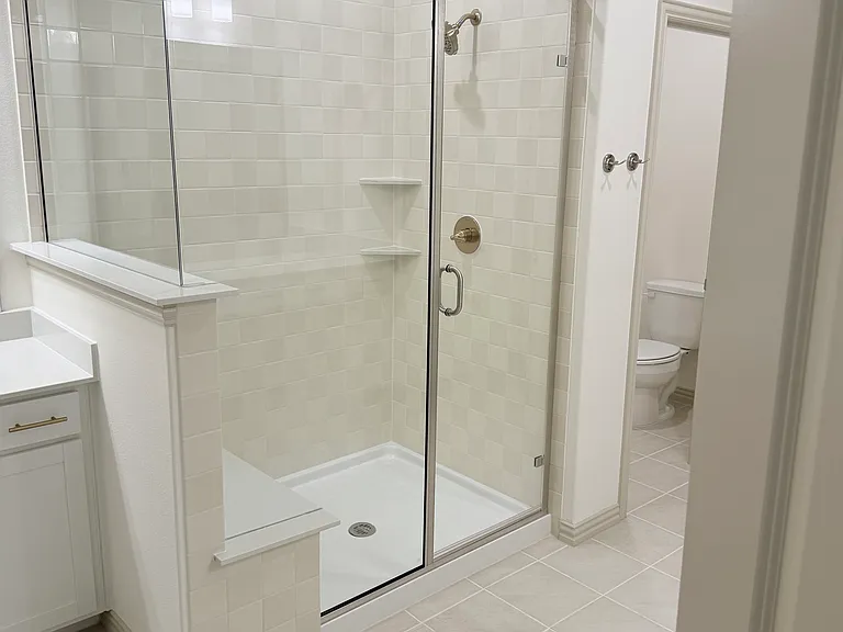 Master bathroom pic 1