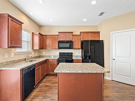 5th image of 1721 Sprucedale Dr