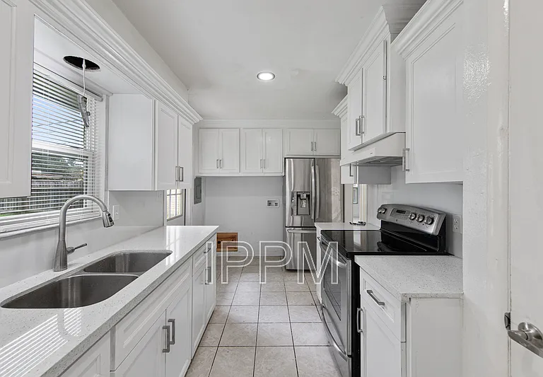 717 E Jim Hogg Ave — Photo 8