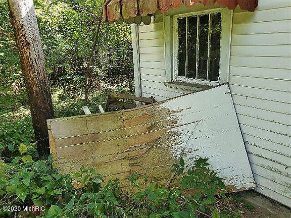 2nd image of 227 Andrew St
