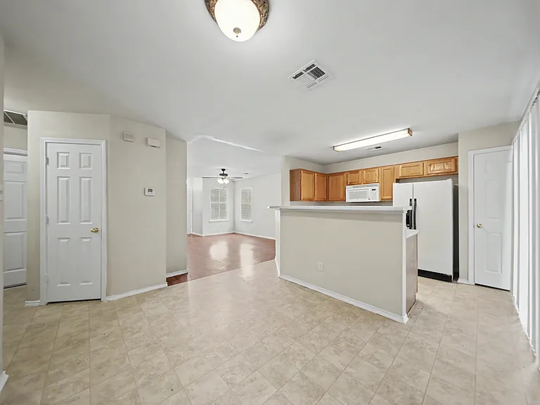 1404 Fox Creek Dr — Photo 5