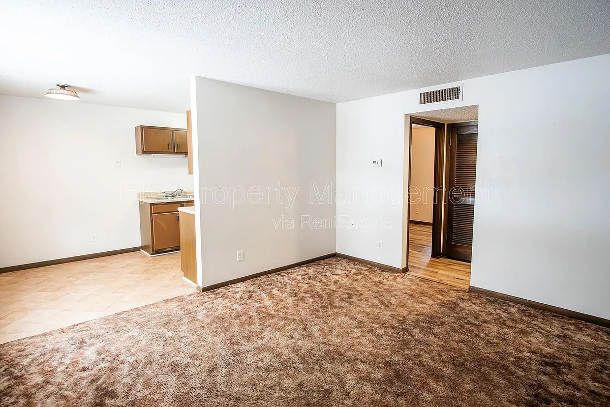 Building Photo - 706 E Inskip Dr #7