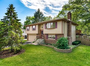 105 Oakleaf Rd, Lake In The Hills, IL 60156