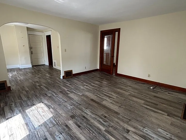 223 East Ave — Photo 7