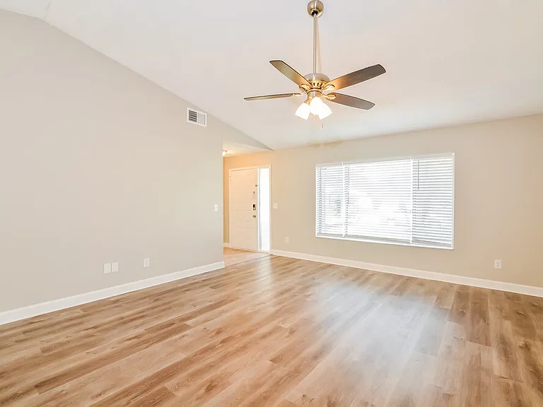 426 Iowa Woods Cir E — Photo 7