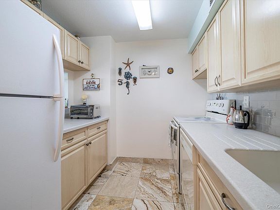 5th image of 235 W Park Avenue #306