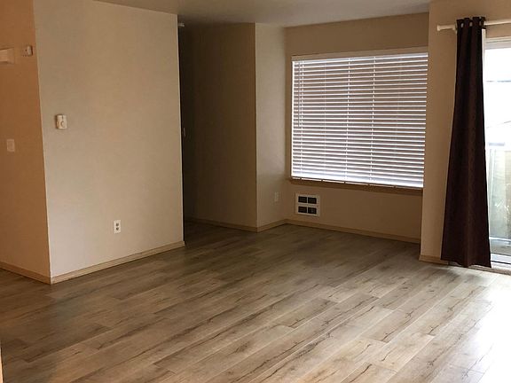 Living room w/balcony 