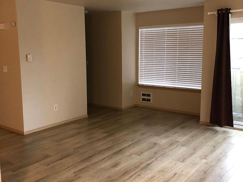 Living room w/balcony 