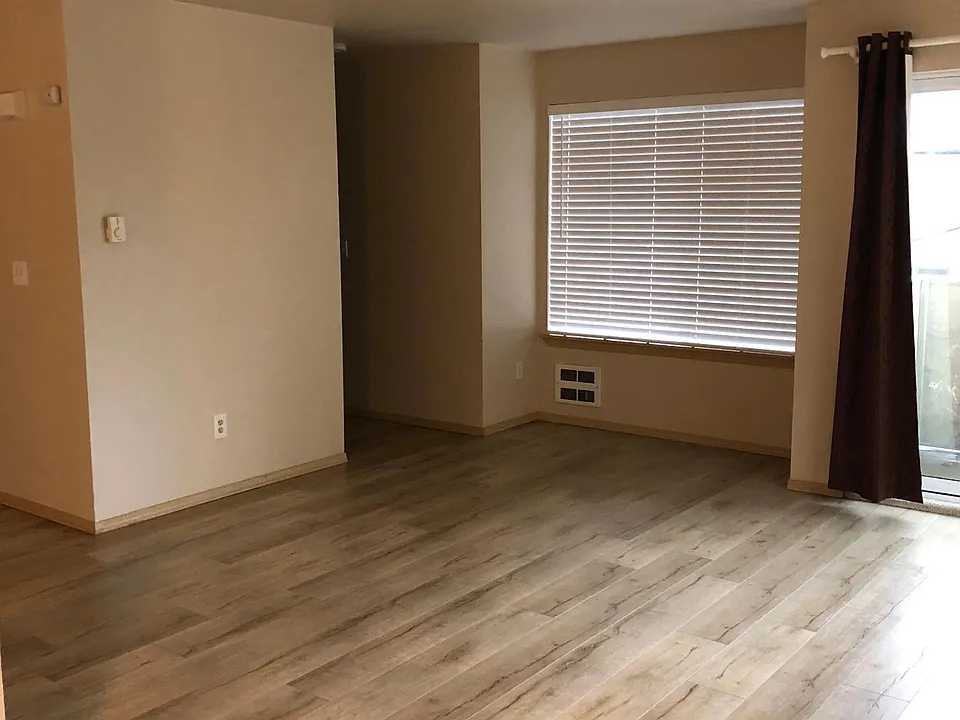 Living room w/balcony 