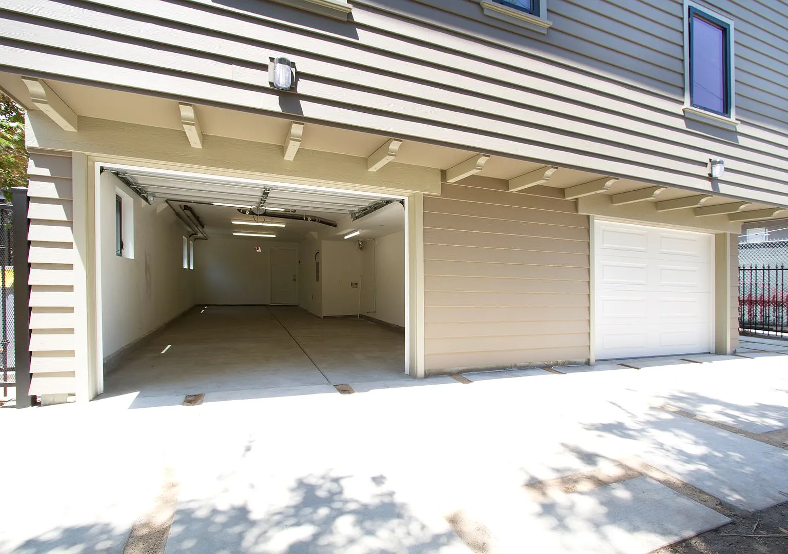 Ideal Off-Campus Housing for USC Students at 1162 W 29th Street — Photo 2