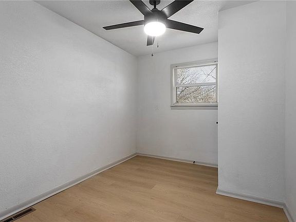 4th image of 609 SE Florence Ave #A