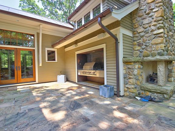 4th image of 709 E Rosemary St
