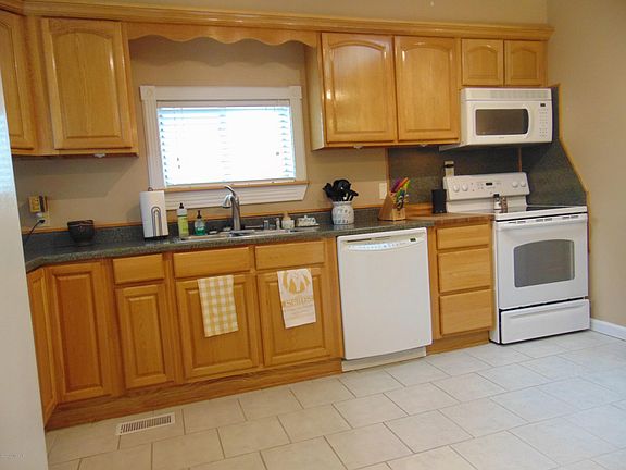 3rd image of 925 Fisher Ln