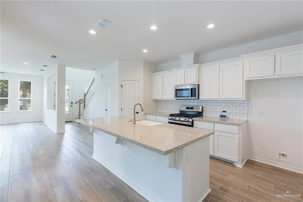 3 bed, 2.5 bath, 1768 sqft, $3,150 — Photo 4