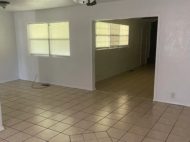 E 32nd Pl — Photo 9