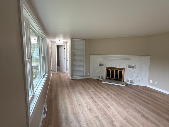 3rd image of 2425 Oakwood Dr