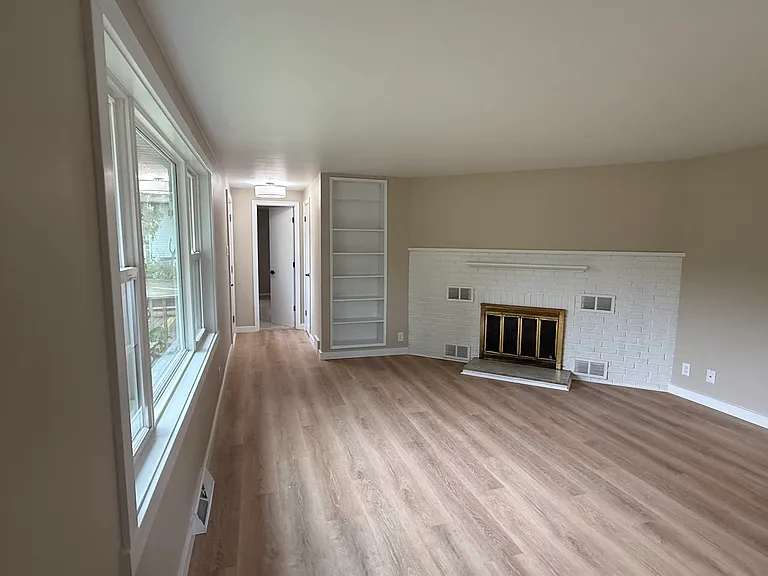 Oakwood Dr — Photo 3