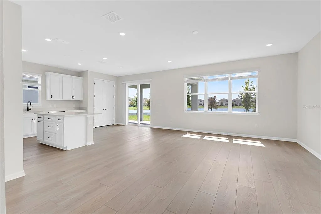 4 bed, 3.0 bath, 2207 sqft, $2,800 — Photo 4