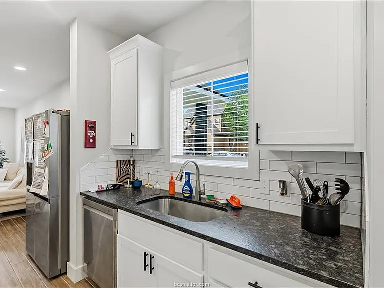 606 Banks St — Photo 9