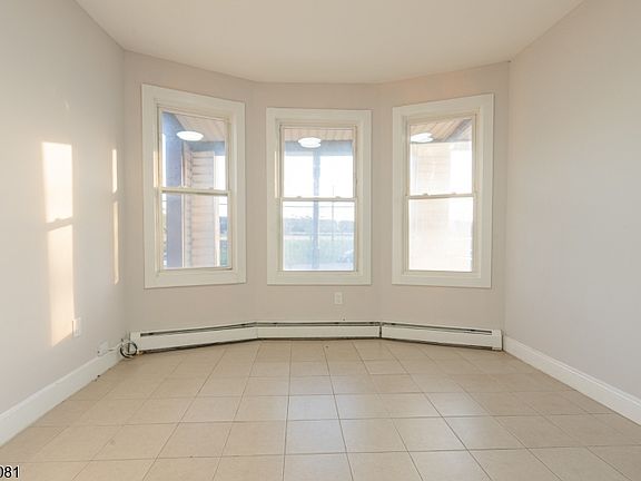 2nd image of 658 Magnolia Ave