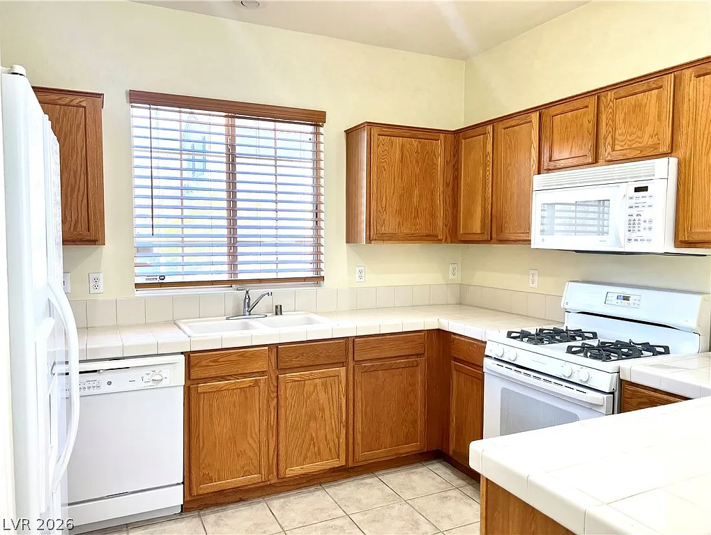 3 bed, 2.5 bath, 1467 sqft, $1,995 — Photo 2