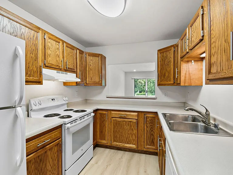 Ridge Creek Apartments — Photo 2