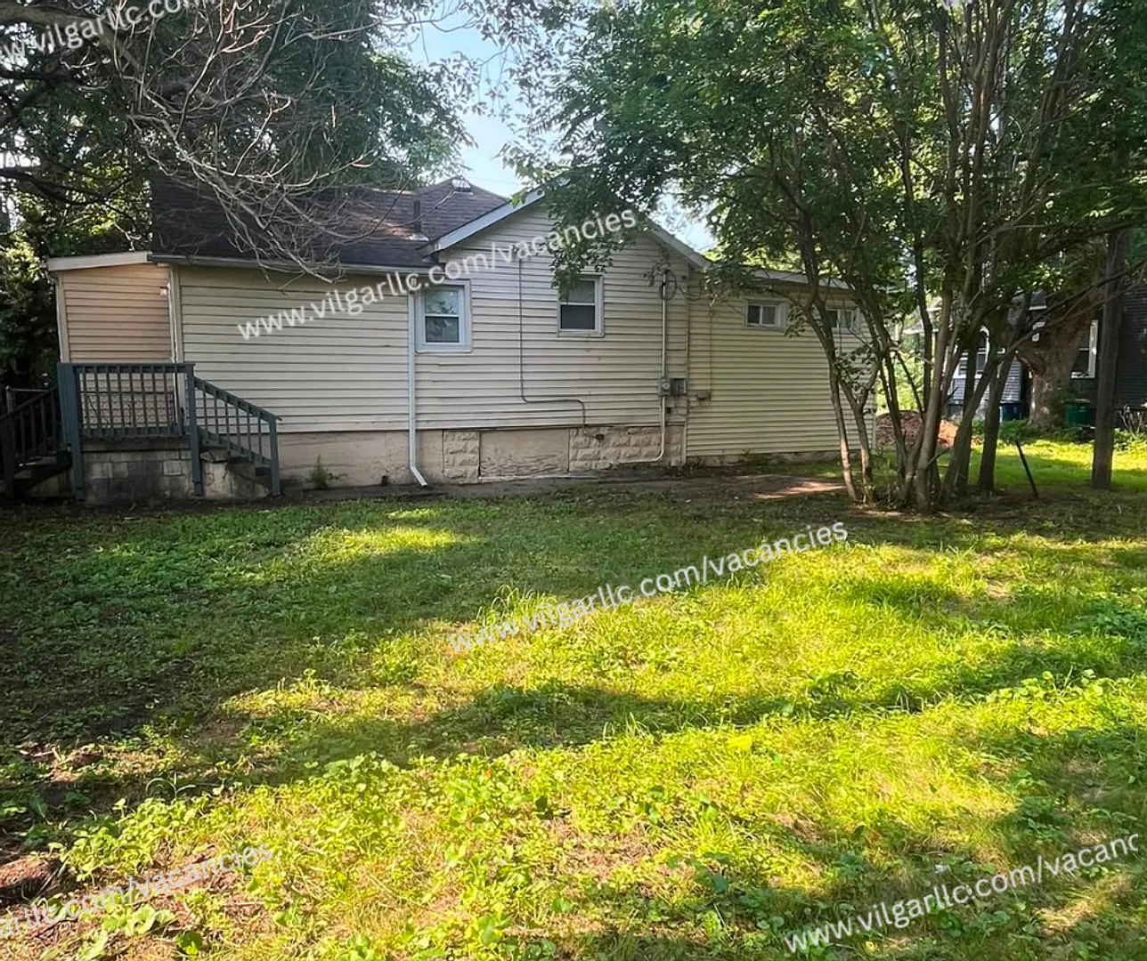 3 Bedrooms 1 Bathroom Bonus Game & Office Space — Photo 3
