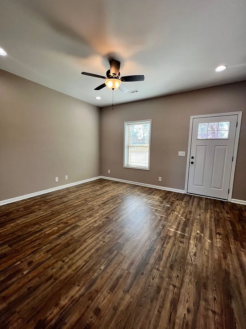 2 Bedroom 1 Bath Apartments - Available Now — Photo 2
