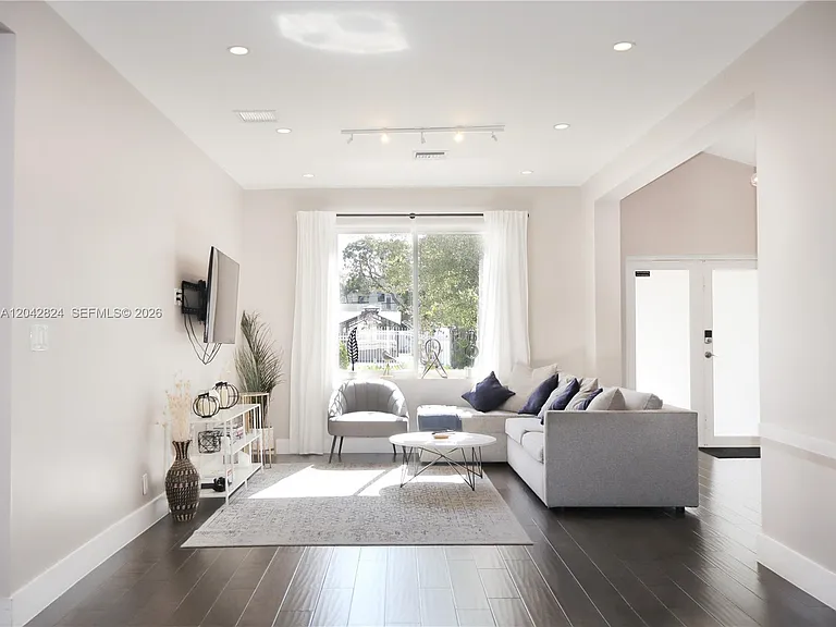 513 SW 18th Ct — Photo 6