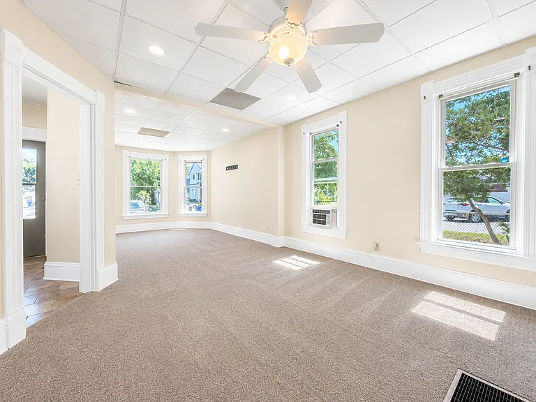 511 16th St NE — Photo 3