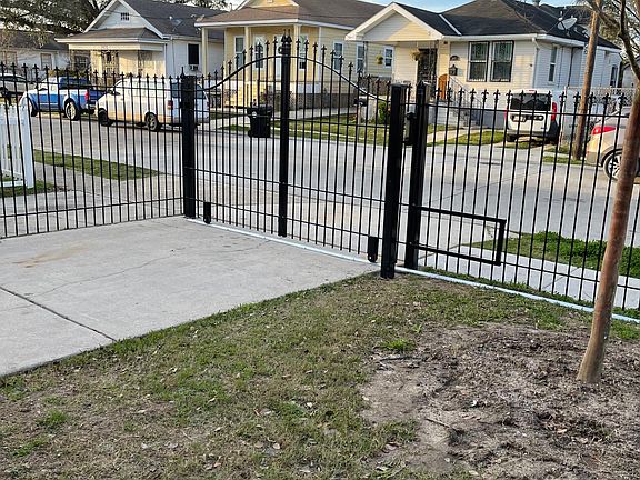 4th image of 2482 Dreux Ave