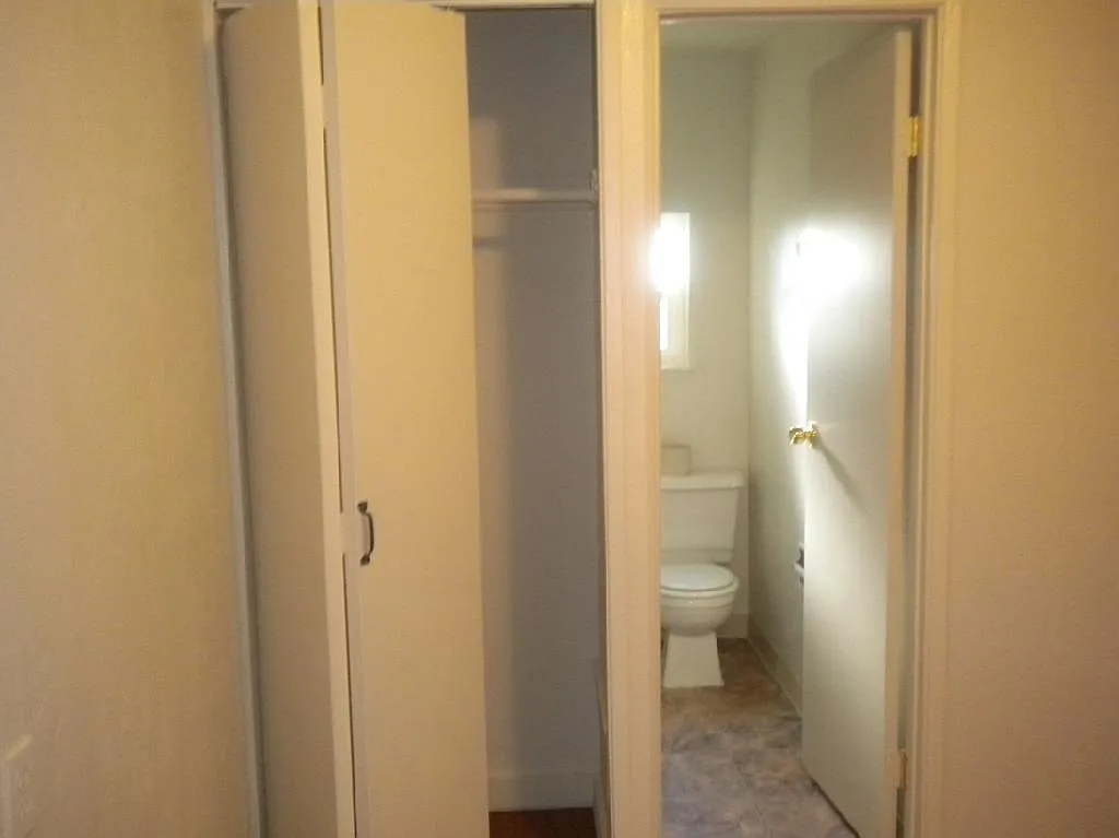 1 Bedroom Duplex Minutes From Downtown — Photo 4