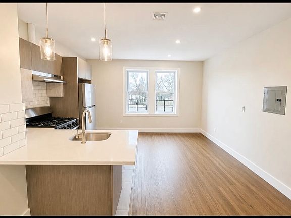 3rd image of 535 Hawthorne Ave #203L
