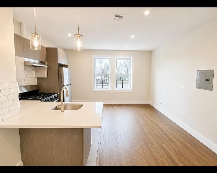535 Hawthorne Ave #203L — Photo 3