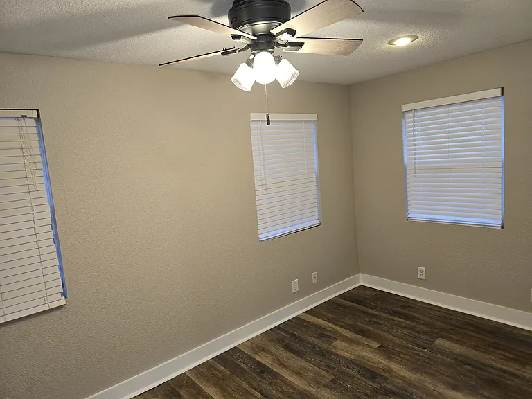 929 E Blue Ridge Blvd — Photo 29