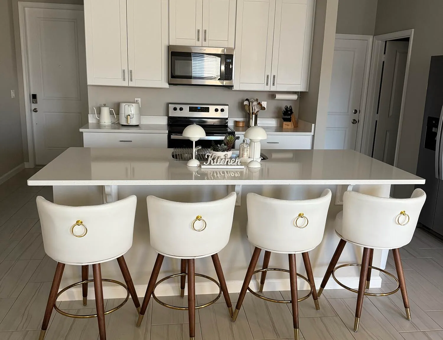 3 bed, 2.5 bath, 1808 sqft, $3,200 — Photo 3