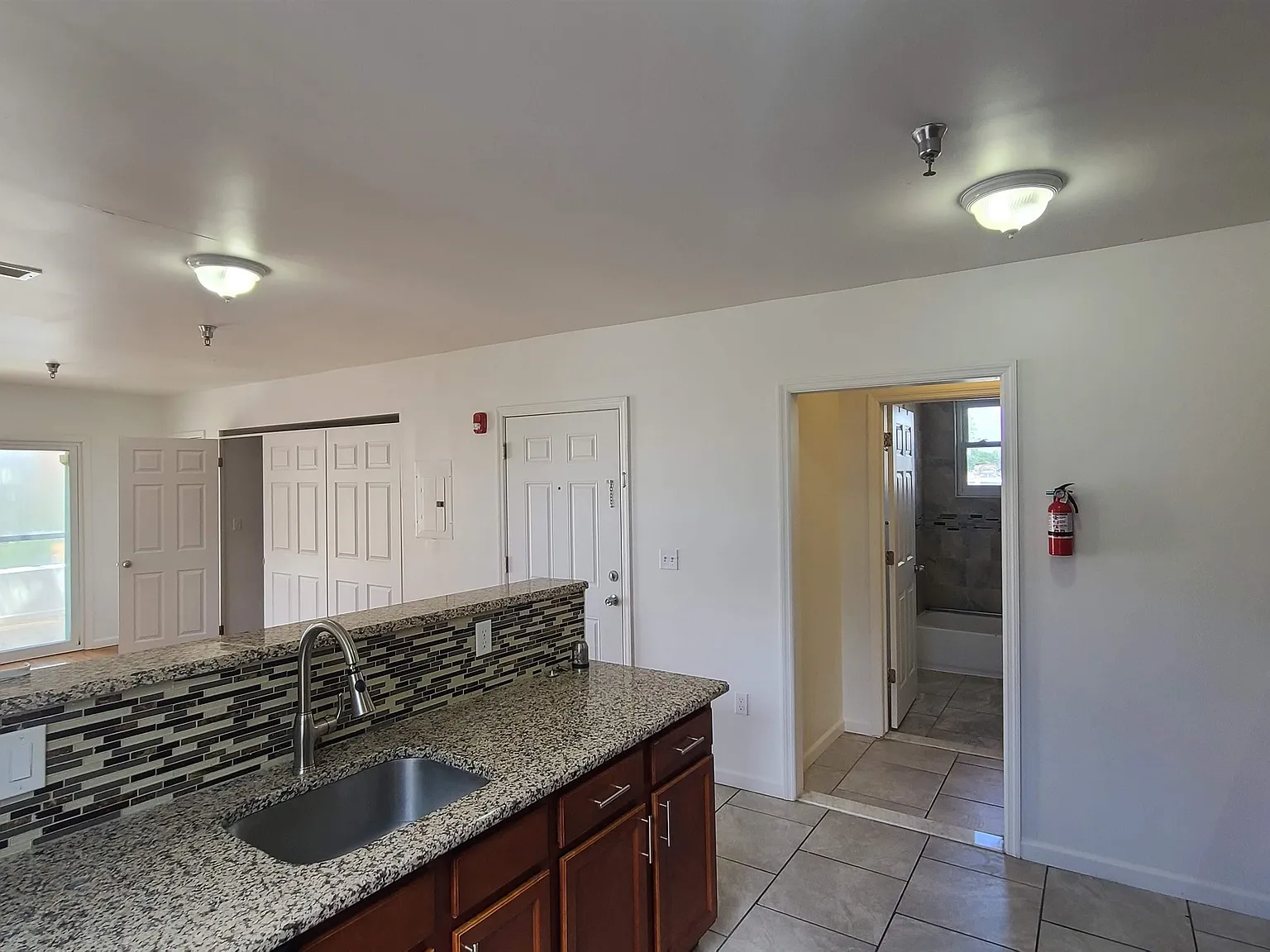 3 bed, 2.0 bath, 1200 sqft, $3,300 — Photo 4