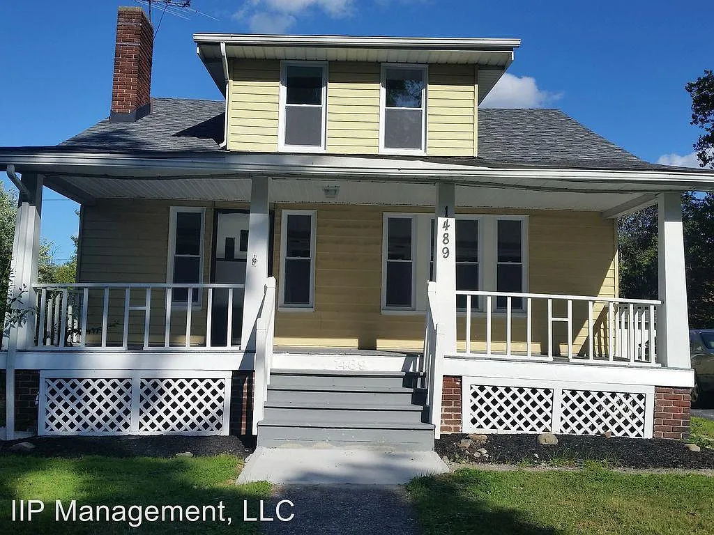 1489 Parkhill Rd photo 1