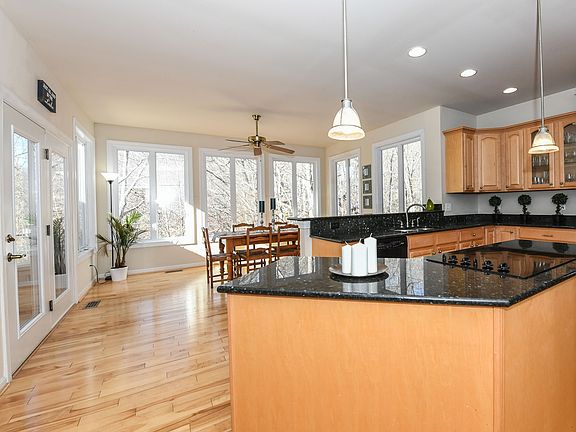 Huge Sunroom / Breakfast Rm